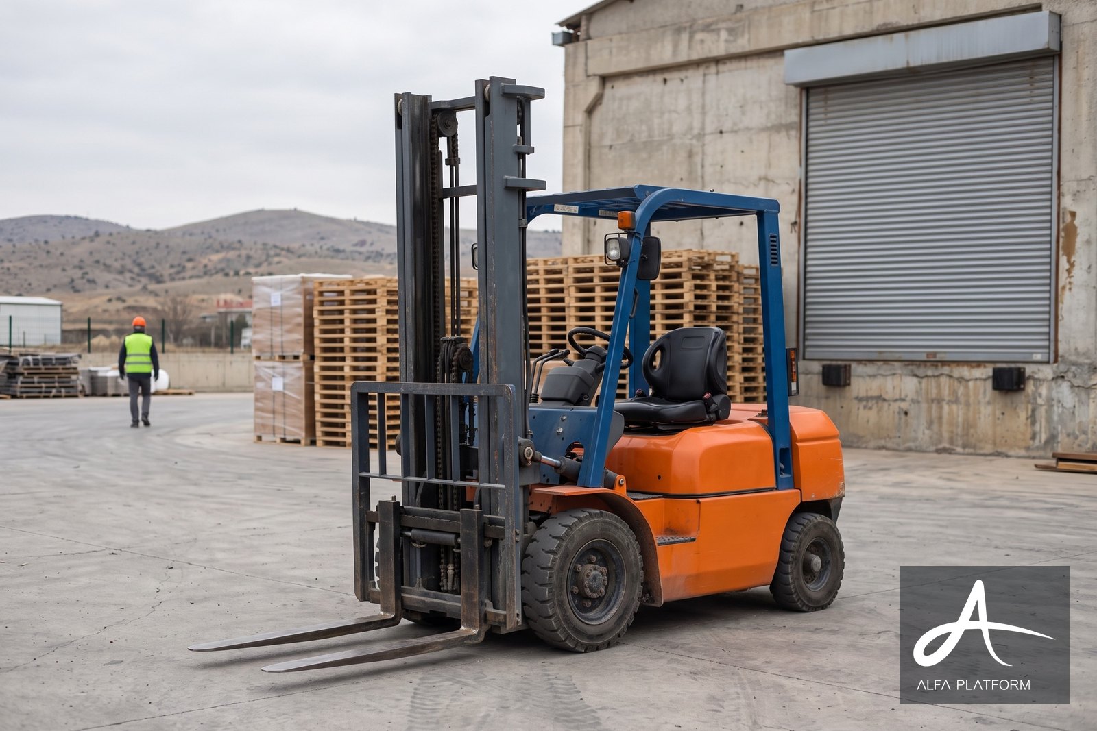 Ekipman sahasında, paletlerin önünde duran dizel forklift.