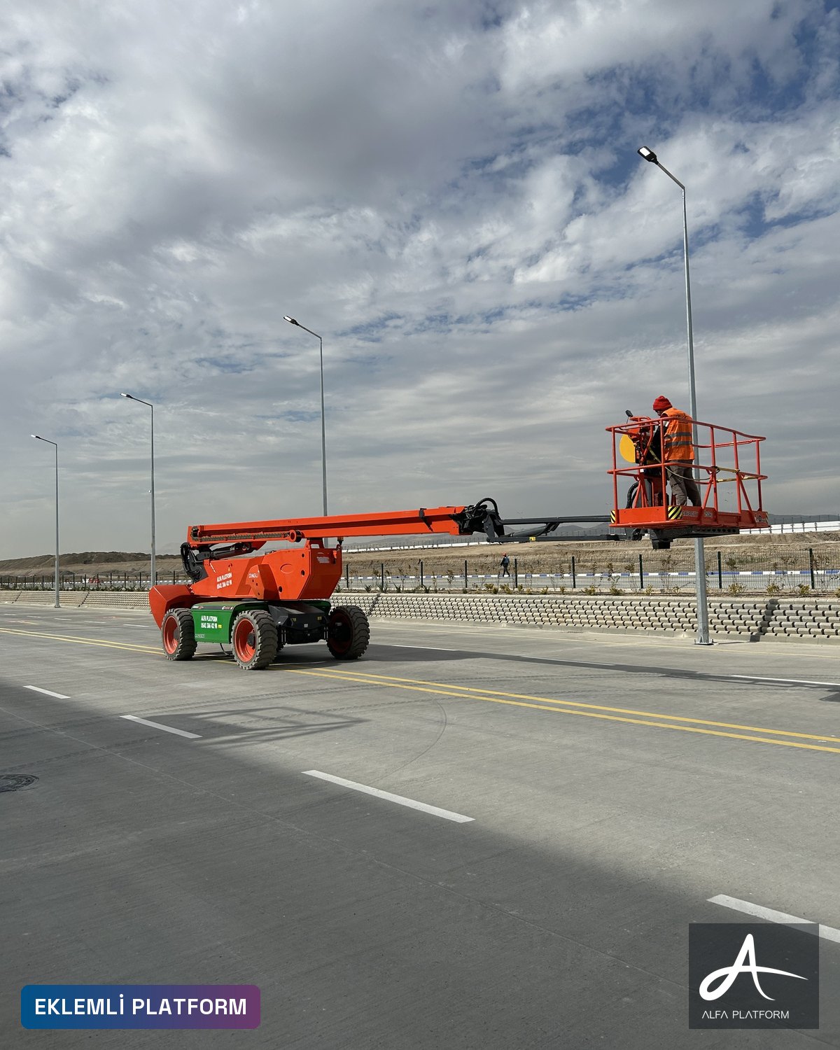 Eklemli platformla yol aydınlatma direğinde çalışma