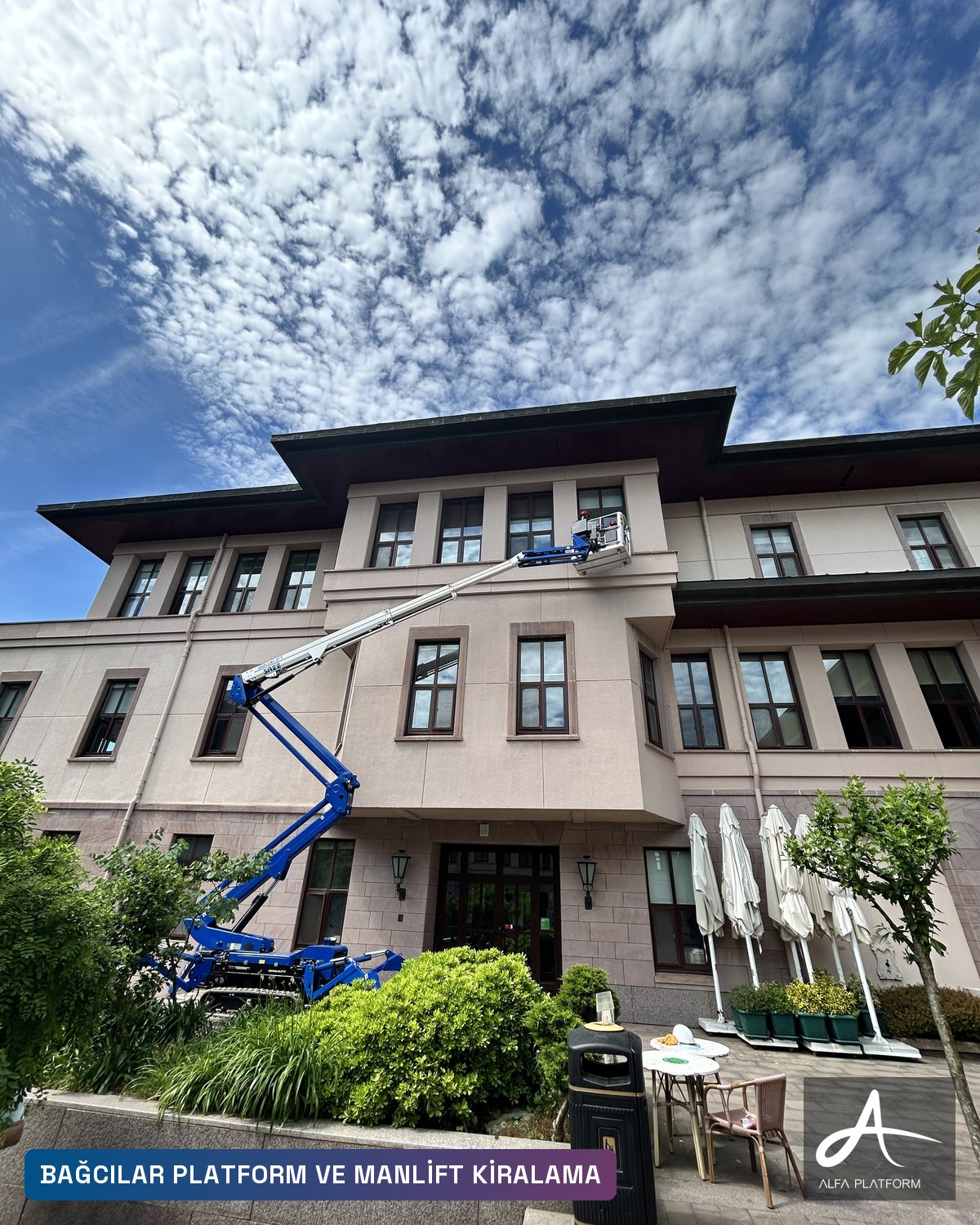 Mavi eklemli platform bir binanın penceresine doğru uzanmış.