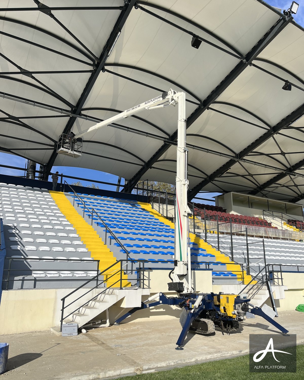 Stadyum tribününün çatısına uzanan örümcek platform