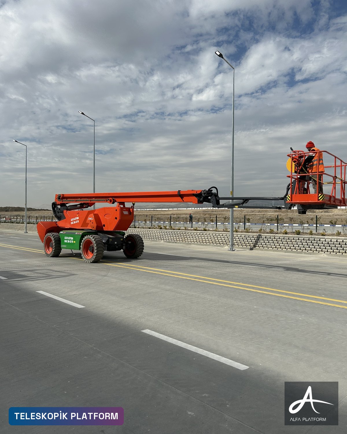 Uzun bomlu platformla yol kenarında aydınlatma direğinde çalışma